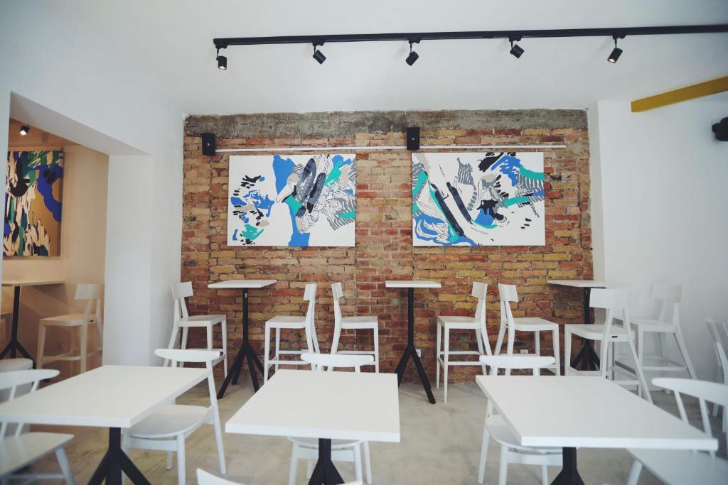 A restaurant or other place to eat at Street Food Possonium Apartments
