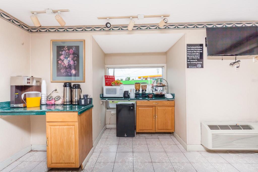 a kitchen with a sink and a counter top at Knights Inn Hurricane Mills in Hurricane Mills