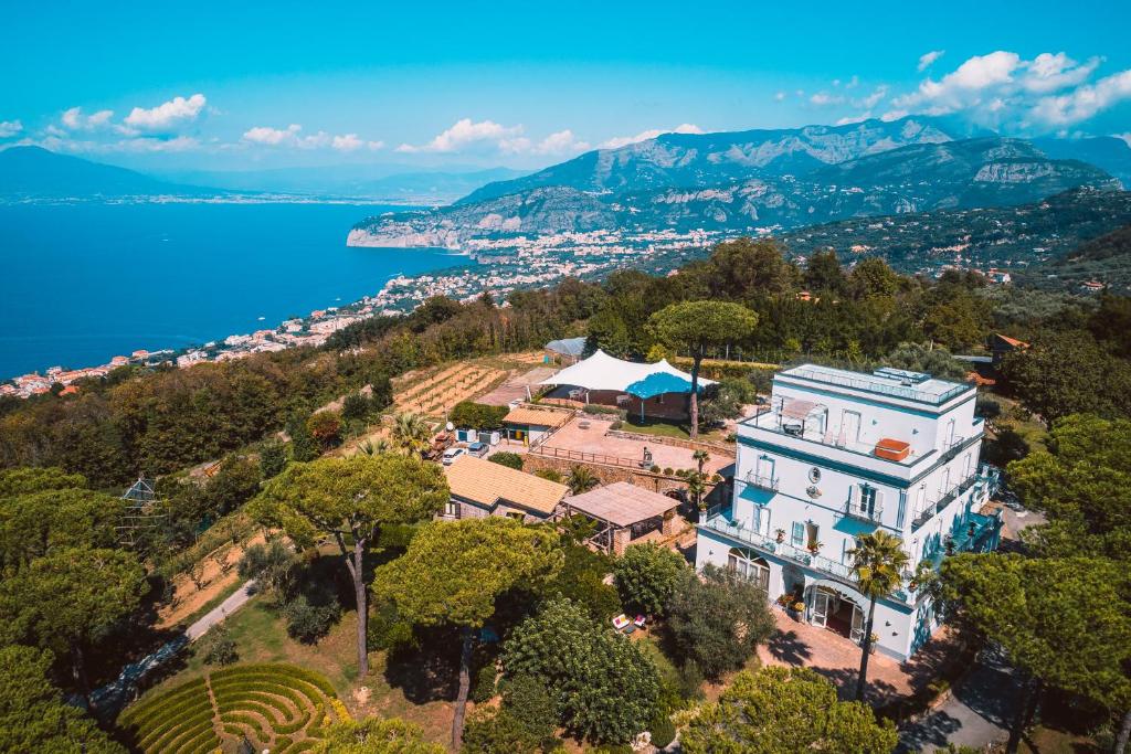 eine Luftansicht eines Gebäudes neben dem Wasser in der Unterkunft Oasi Olimpia Relais in SantʼAgata sui Due Golfi