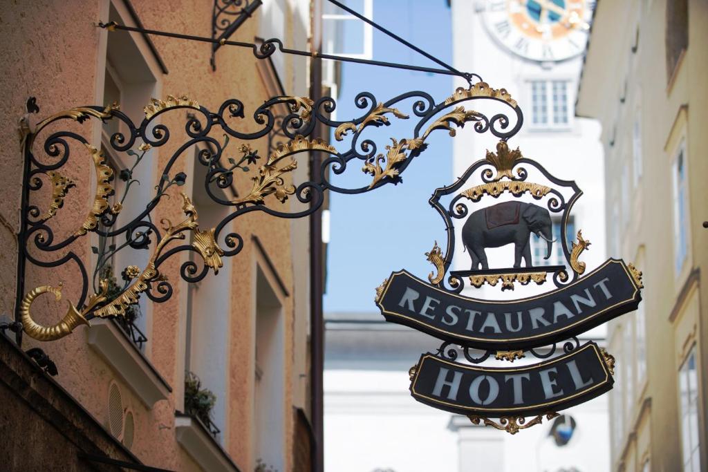 un panneau indiquant un hôtel situé sur le côté d'un bâtiment dans l'établissement Hotel Elefant, à Salzbourg