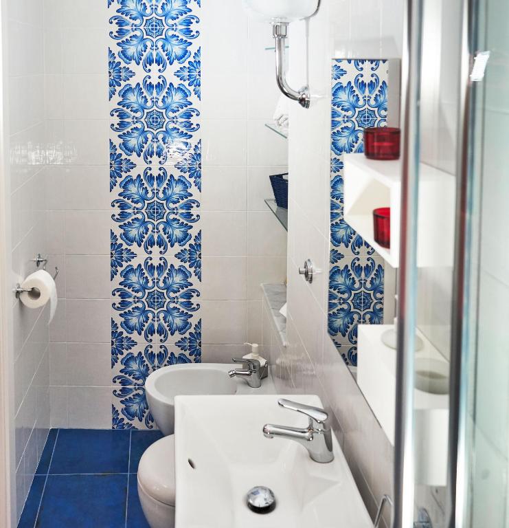 A bathroom at Neapolitan House