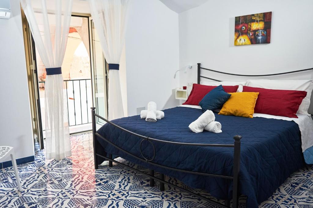 ein Schlafzimmer mit einem blauen Bett mit ausgestopften Tieren darauf in der Unterkunft Neapolitan House in Neapel