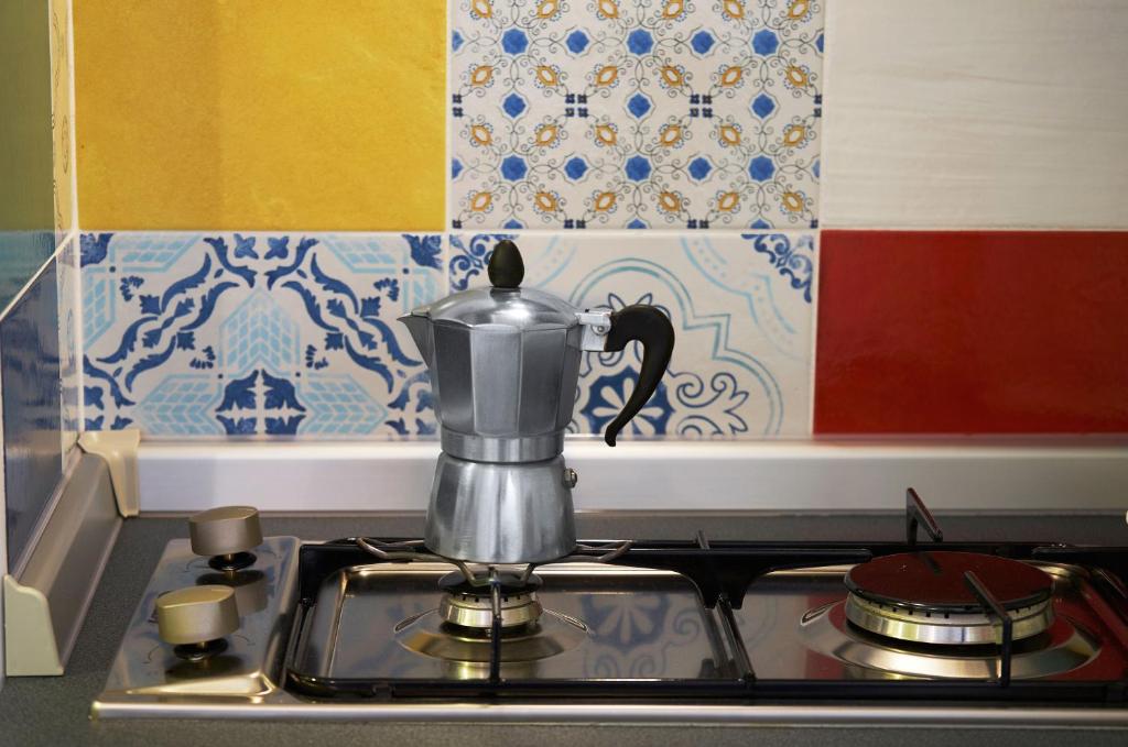 A kitchen or kitchenette at Neapolitan House