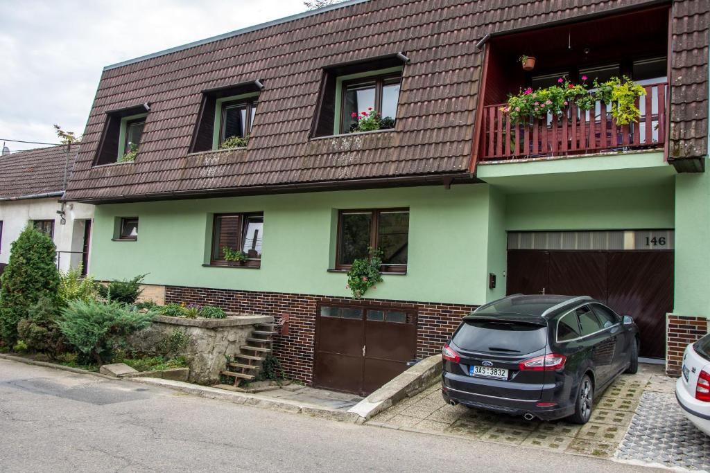ein vor einem Haus geparkt in der Unterkunft Salaš-dům pro společnou dovolenou až 14 osob in Salaš