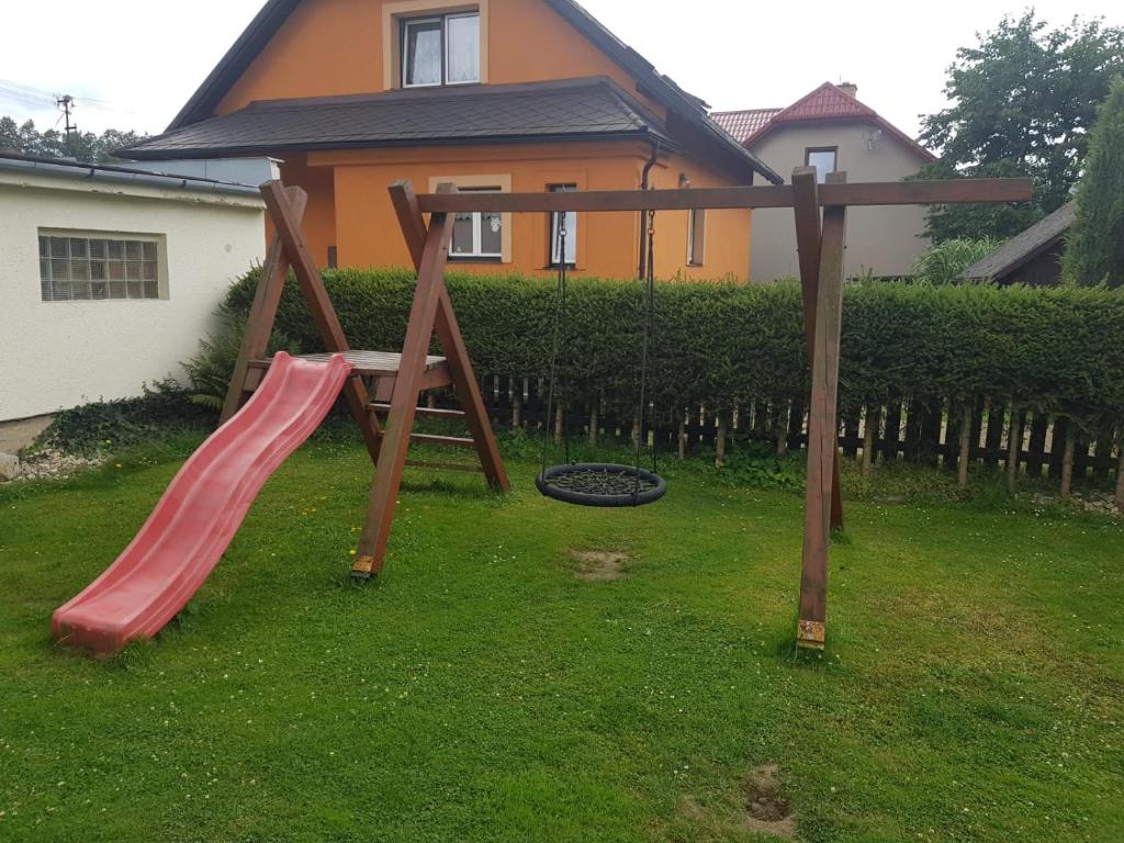 カールスボリにあるChata Loučná nad Desnouの家庭の滑り台付き遊び場