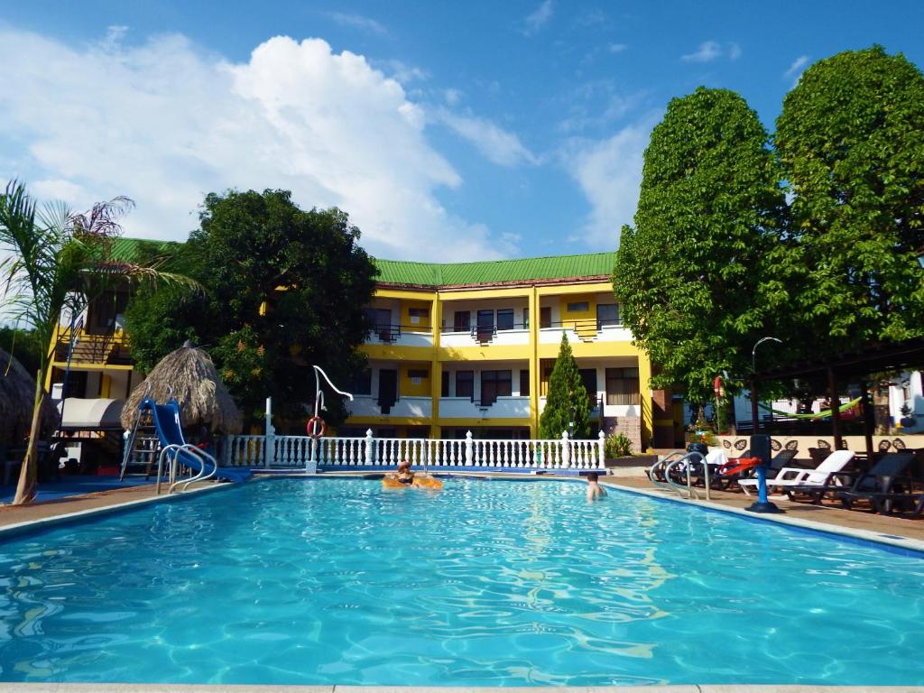 une grande piscine en face d'un bâtiment dans l'établissement Hotel Campestre Villa Yudy, à Melgar