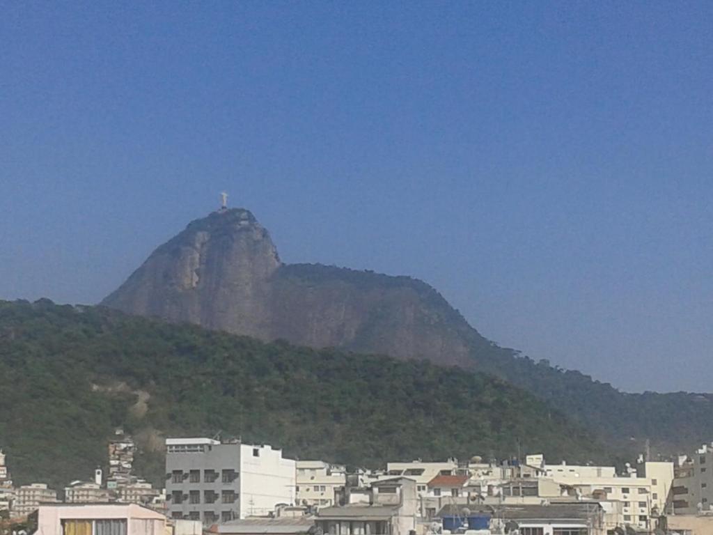 una montaña con una cruz en la cima de una ciudad en Copacabana Vista Cristo Redentor, en Río de Janeiro