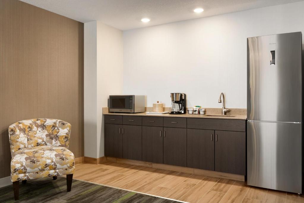 Kuchyň nebo kuchyňský kout v ubytování Ramada by Wyndham St Paul AB