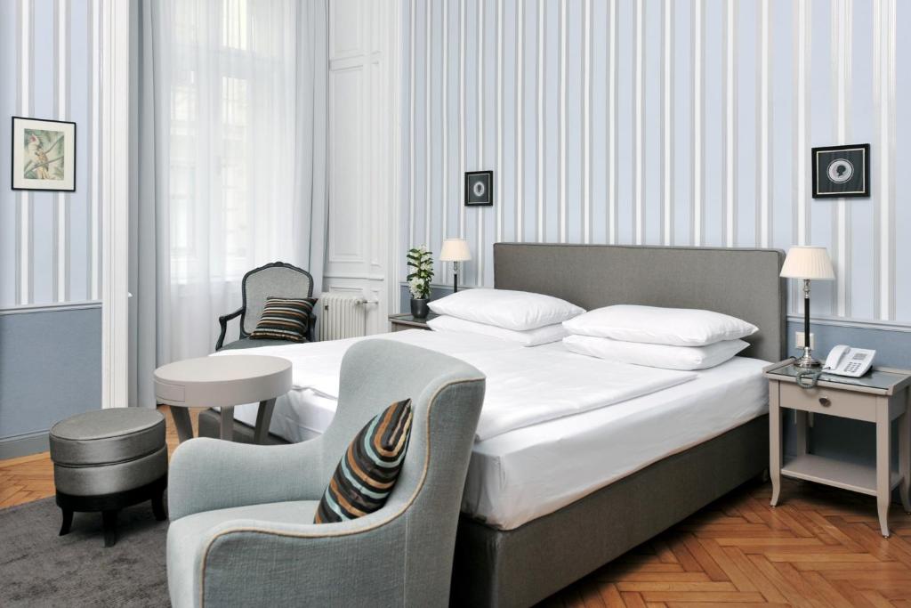 Postel nebo postele na pokoji v ubytování Hotel Kärntnerhof