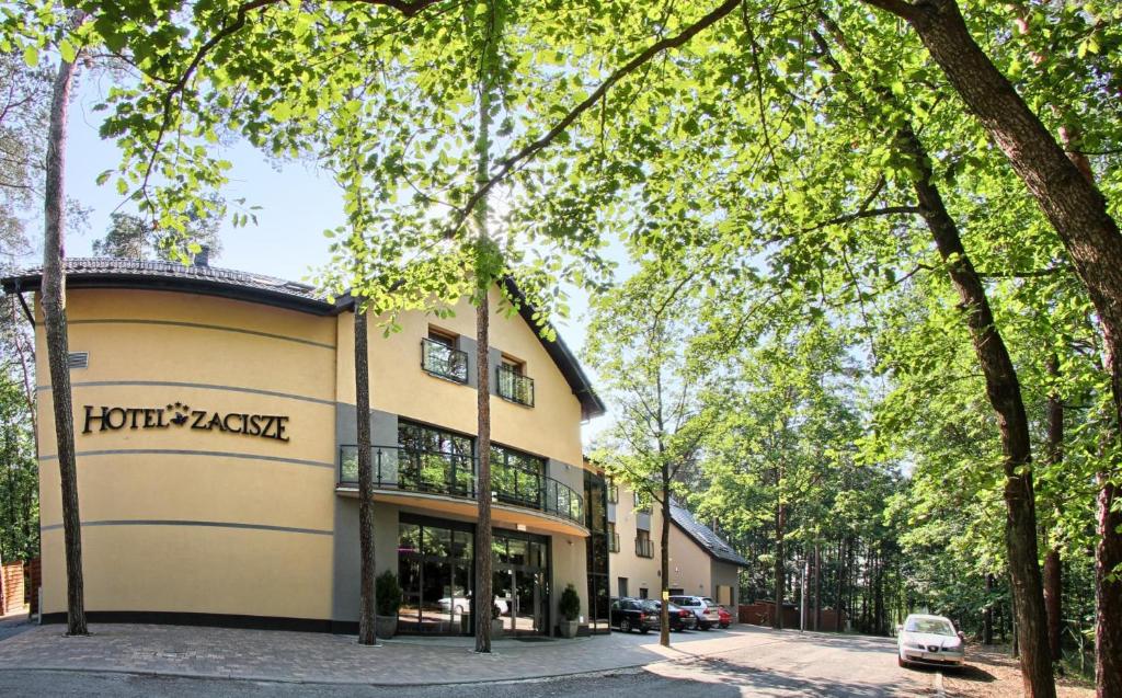 圖拉瓦的住宿－Hotel Zacisze，带有读取酒店zaza的标志的建筑