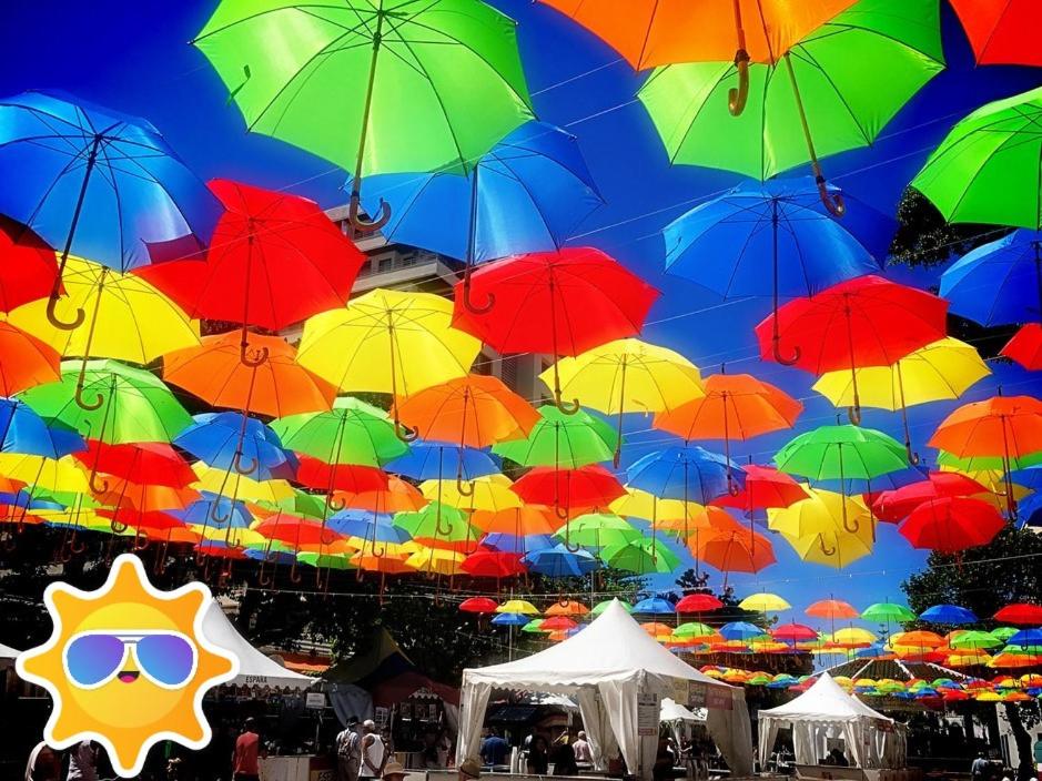 托雷莫利諾斯的住宿－NEW centro Torremolinos，悬挂在空气中的一大堆色彩缤纷的雨伞