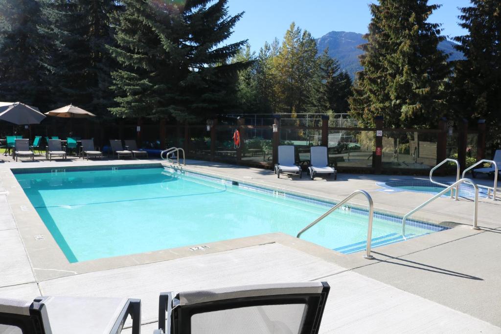 Bazén v ubytování Tantalus Resort Lodge nebo v jeho okolí