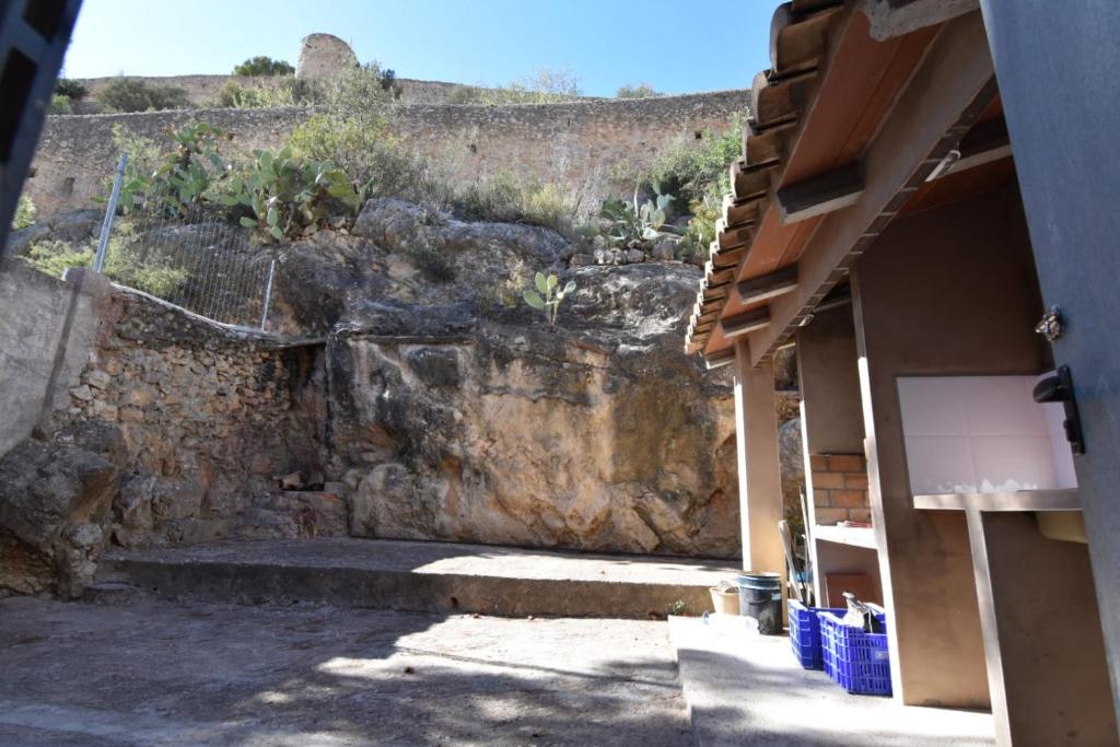 チュリリャにあるLa Muralla Del Castilloの石壁