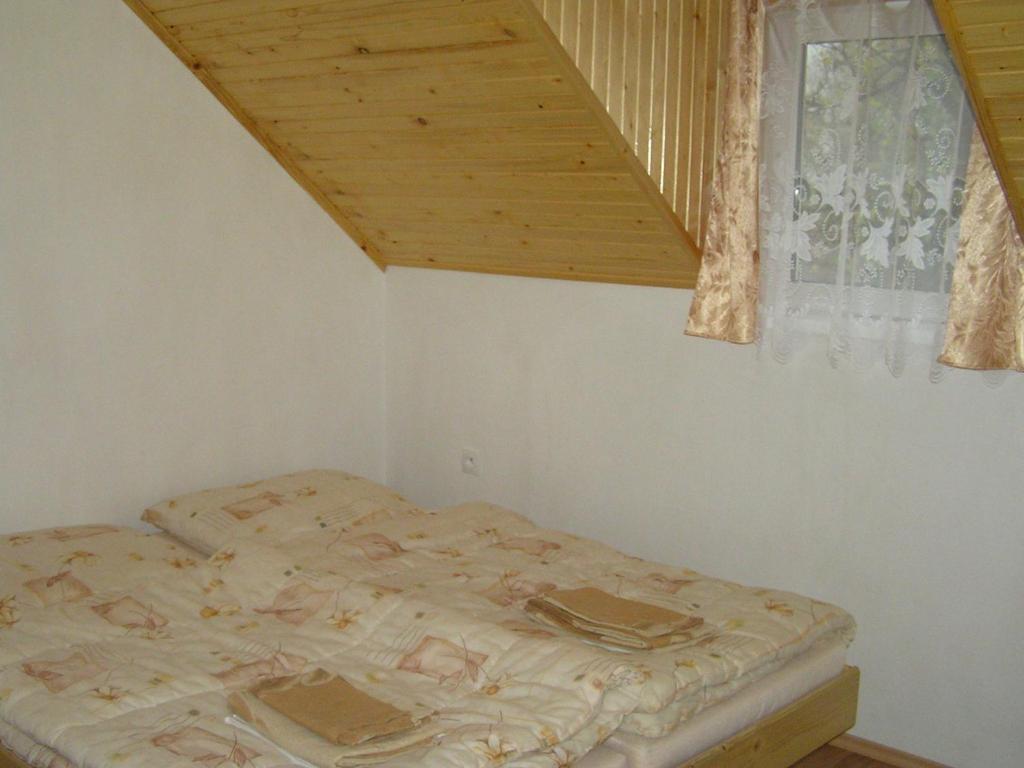 Postel nebo postele na pokoji v ubytování Chata Sovička Podhájska