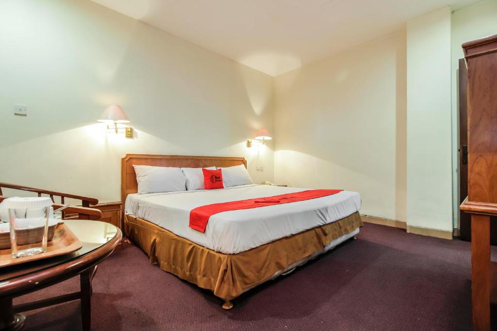 RedDoorz Plus near GBK Senayan tesisinde bir odada yatak veya yataklar