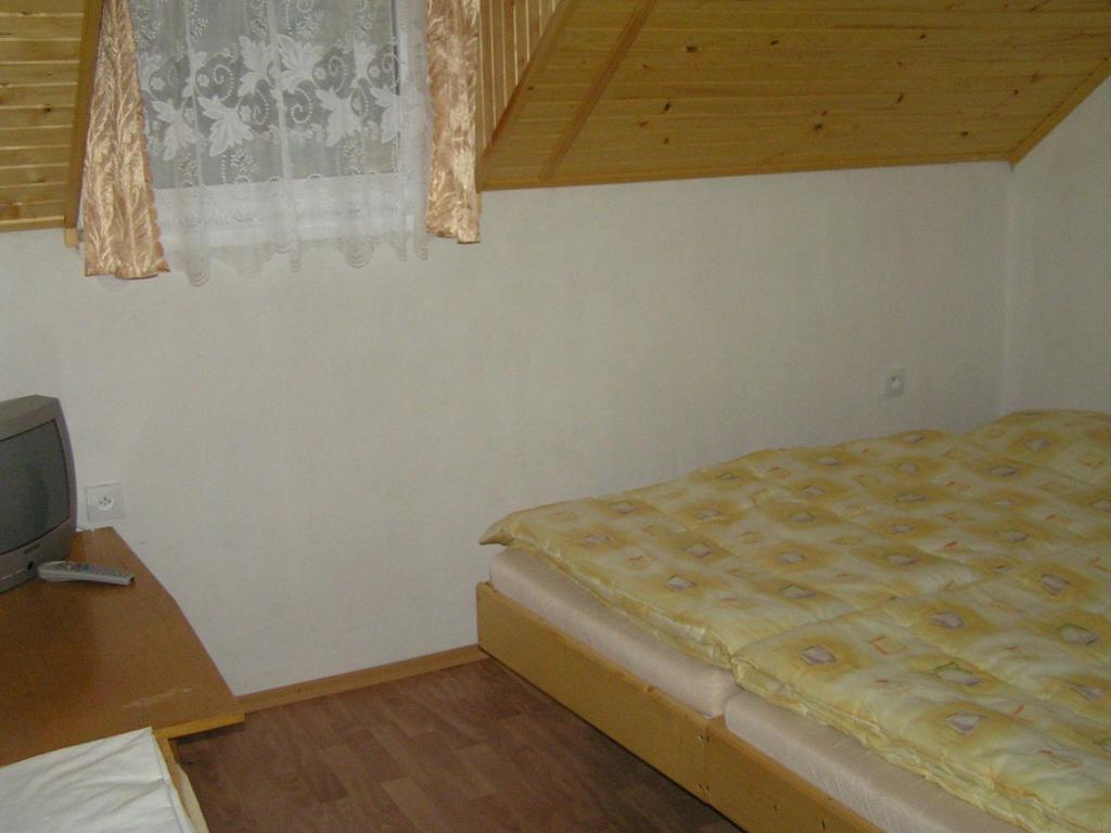 Postel nebo postele na pokoji v ubytování Chata Sovička Podhájska
