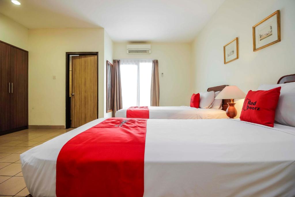 Postel nebo postele na pokoji v ubytování RedDoorz Plus at Pitagiri GBK Senayan