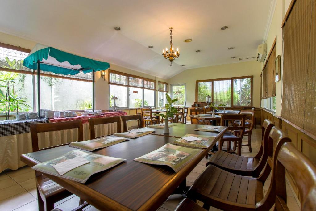 Restaurace v ubytování RedDoorz Plus at Pitagiri GBK Senayan