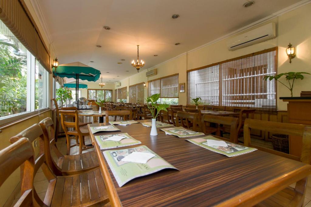 Restaurace v ubytování RedDoorz Plus at Pitagiri GBK Senayan