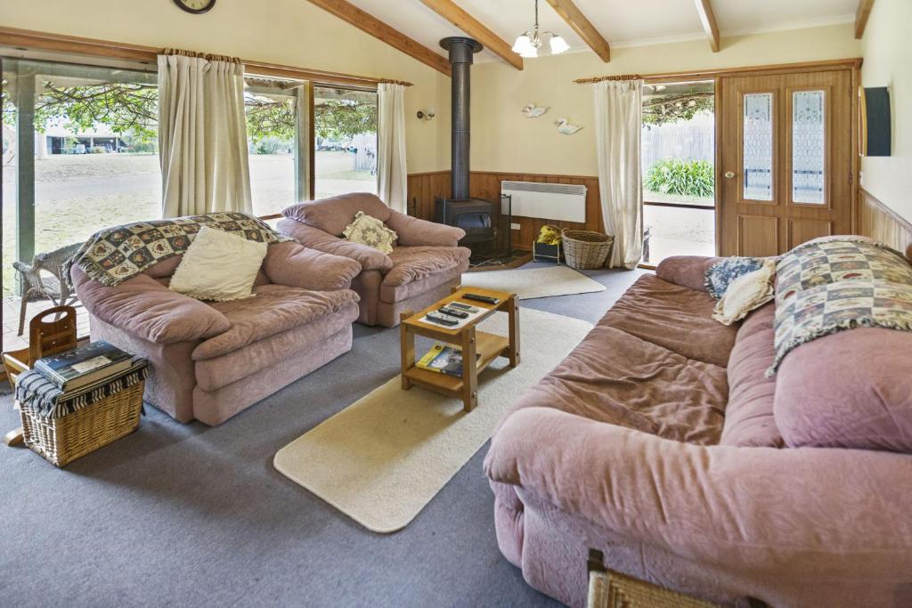 a living room with two couches and a couch at Cedar Cottage in Raymond Island