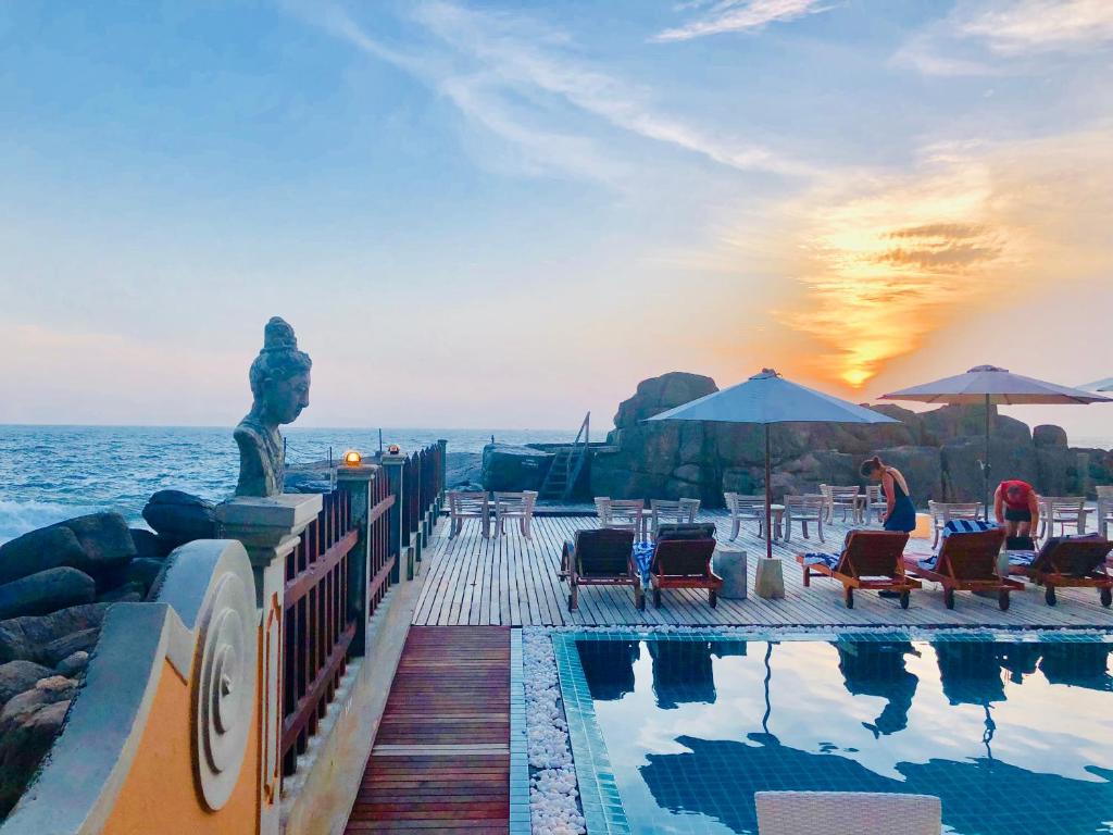 Bazén v ubytování Thaproban Pavilion Resort and Spa nebo v jeho okolí