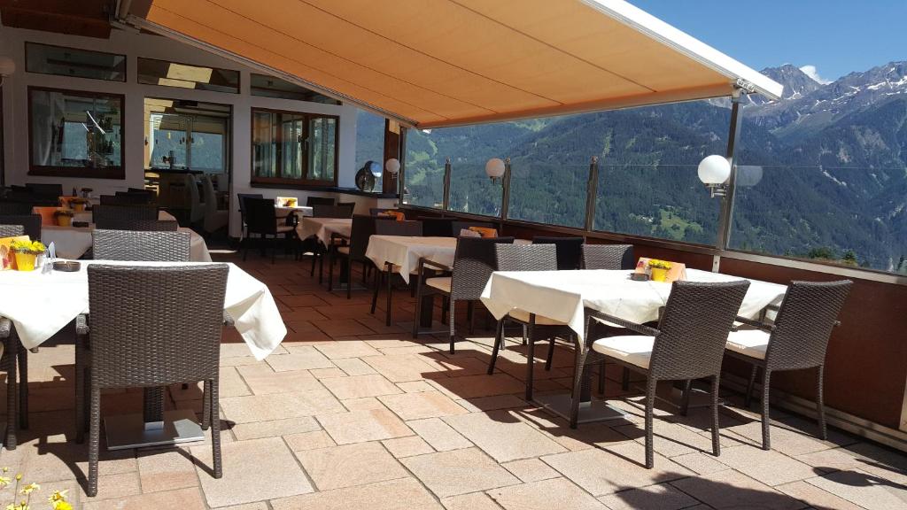 Nespecifikovaný výhled na hory nebo výhled na hory při pohledu z hotelu