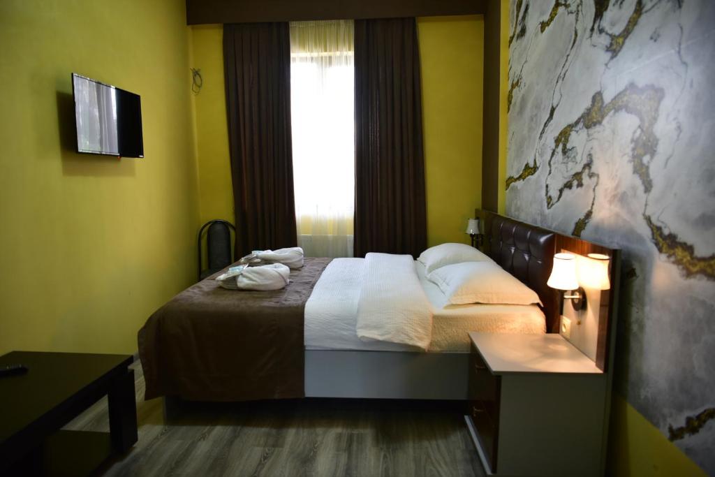 Postel nebo postele na pokoji v ubytování The K Tbilisi