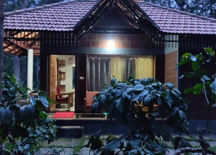 Aed väljaspool majutusasutust RAI COTTAGE @ Coorg ,Suntikoppa