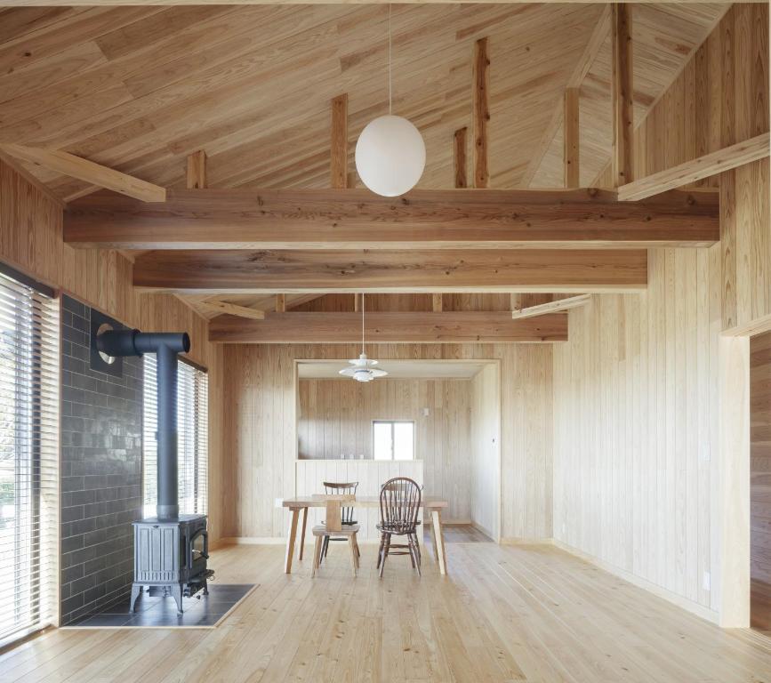 天草的住宿－Amakusa Port Ebisu House -天草 自然素材の一軒家えびすHOUSE-，一间带桌子和壁炉的用餐室