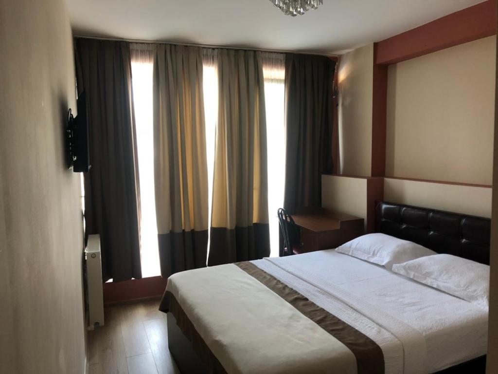 Postel nebo postele na pokoji v ubytování The K Tbilisi