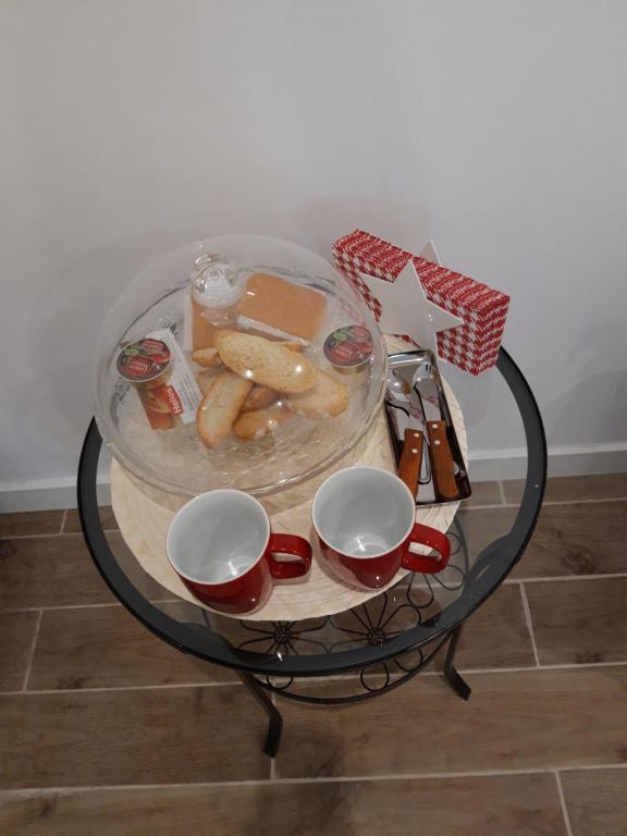 una mesa de cristal con un plato de comida y dos tazas en H.Albar Mieres, en Mieres