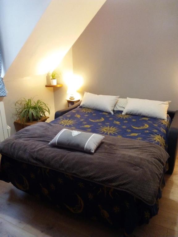 łóżko z 2 poduszkami w pokoju w obiekcie La Musette w mieście Dijon