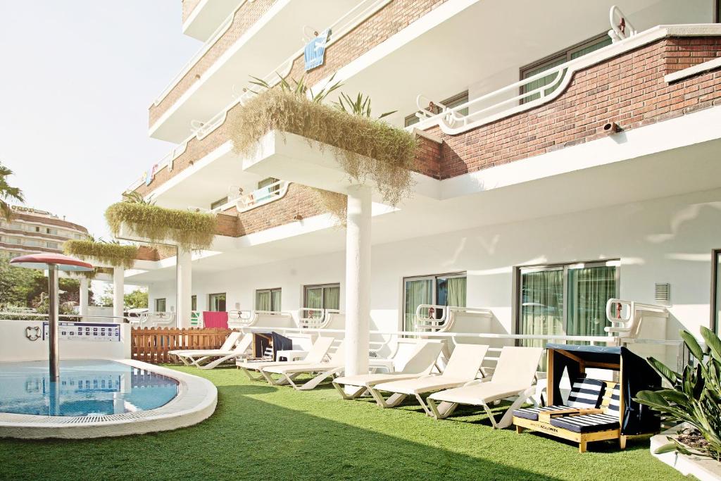 The swimming pool at or close to Hotel Indalo Park