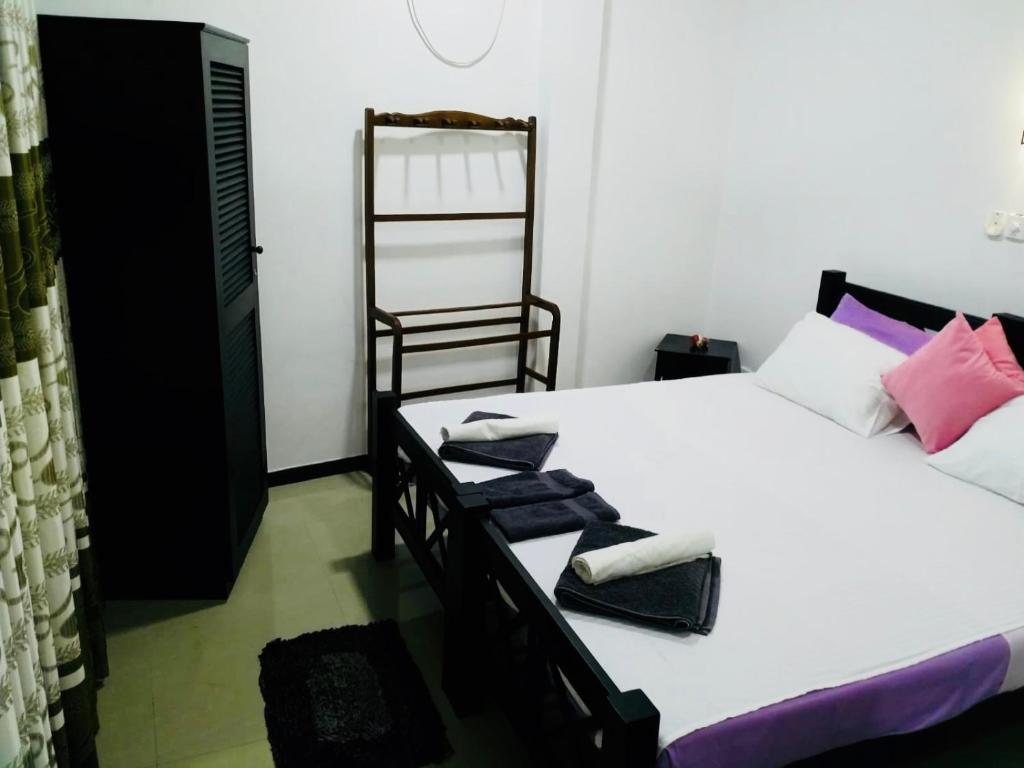 Postel nebo postele na pokoji v ubytování Hikkaduwa Family Inn