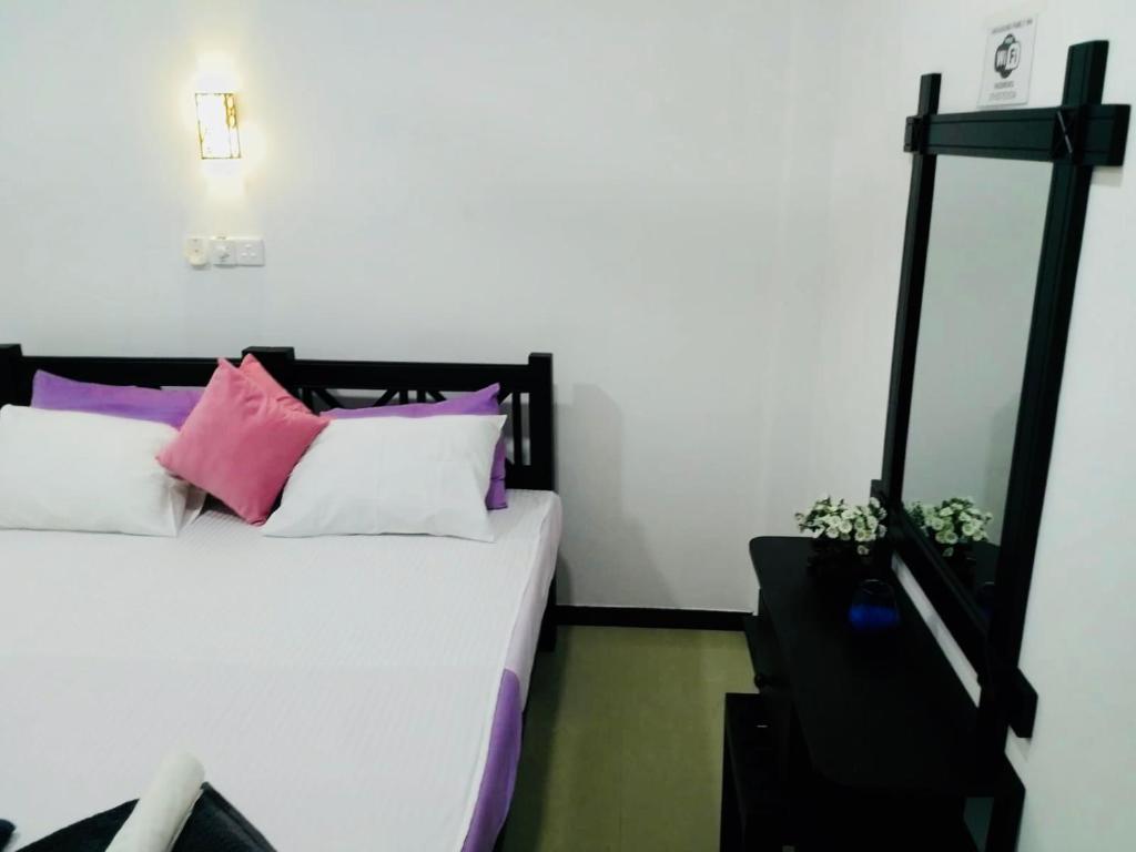 Postel nebo postele na pokoji v ubytování Hikkaduwa Family Inn