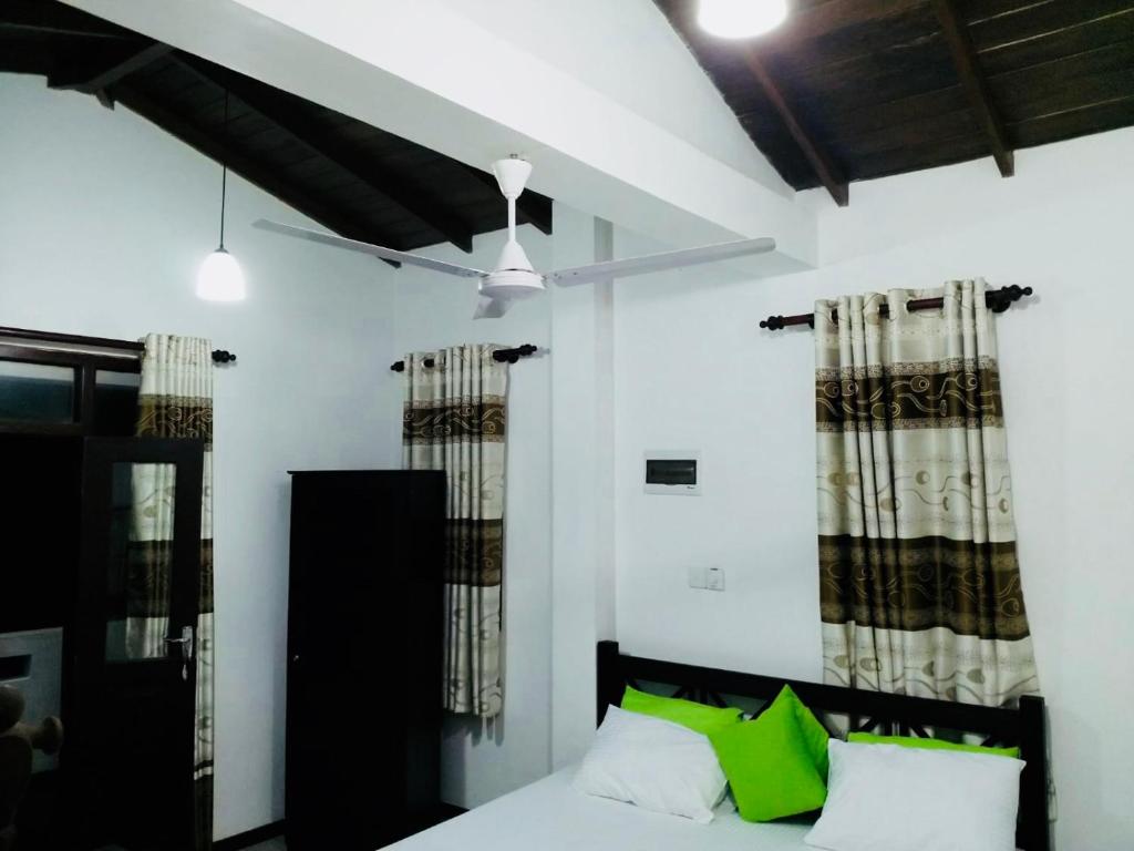 Postel nebo postele na pokoji v ubytování Hikkaduwa Family Inn