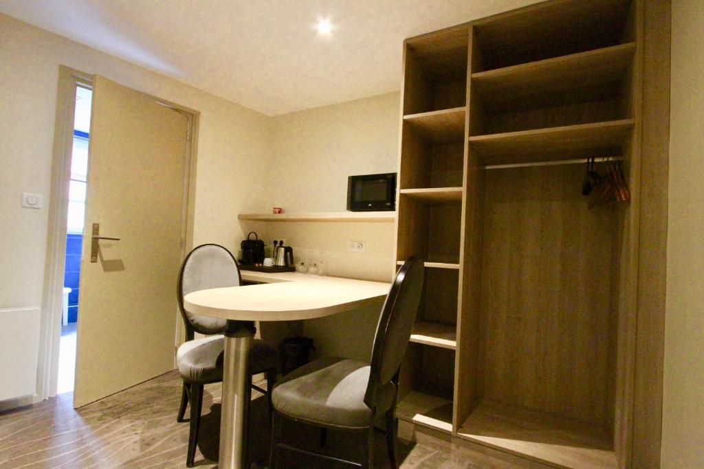 Kuchyň nebo kuchyňský kout v ubytování Hotel Restaurant Le Maréchal - Teritoria