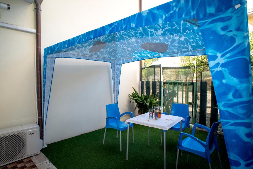 namiot ze stołem i krzesłami na patio w obiekcie BED AND BREAKFAST SAPORE DI MARE A 50 MT dalla SPIAGGIA w mieście Grottammare
