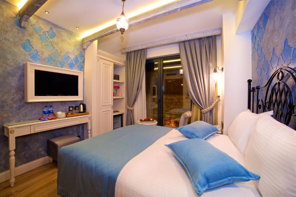A bed or beds in a room at Yılsam Sultanahmet Hotel