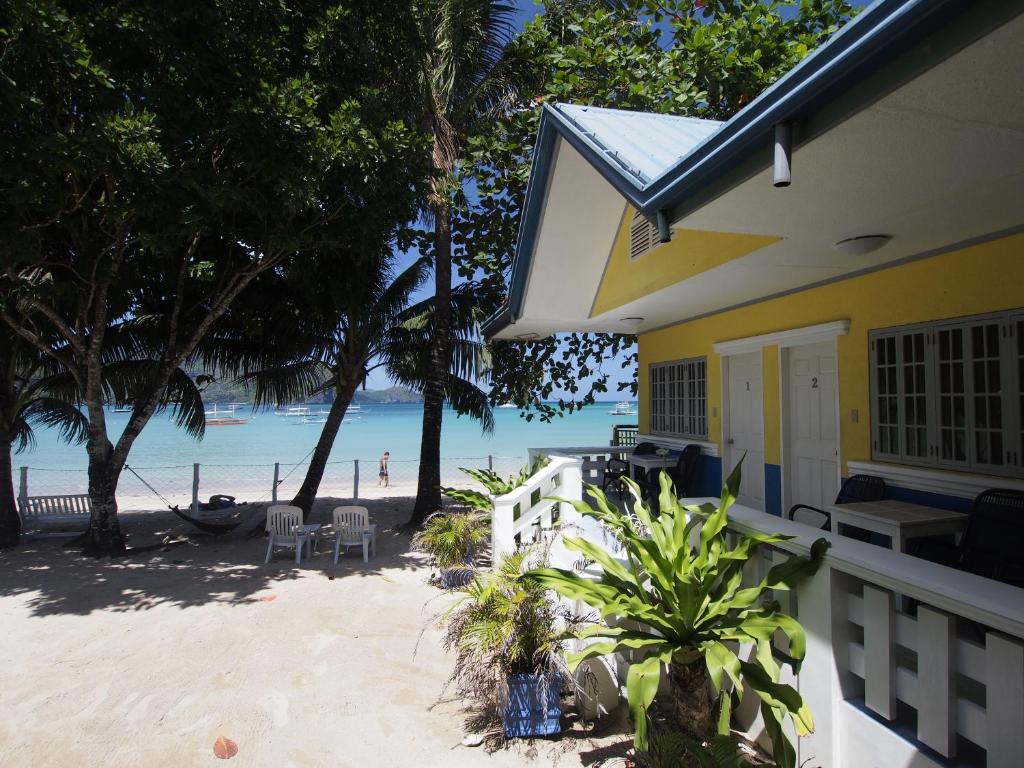 een huis met uitzicht op het strand bij Bpod El Nido in El Nido