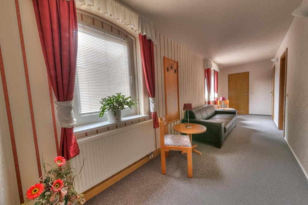 Postel nebo postele na pokoji v ubytování Hotel - Pension & Gaststätte "Alter König"