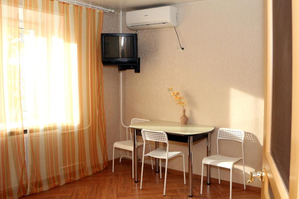 TV at/o entertainment center sa 1-комнатная меблированная квартира с балконом в центре Ульяновска – посуточно