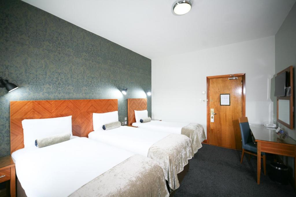 Postel nebo postele na pokoji v ubytování Treacys Hotel & Leisure Centre Waterford