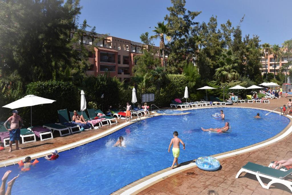 Bazén v ubytování Aparthotel SunClub Salou nebo v jeho okolí