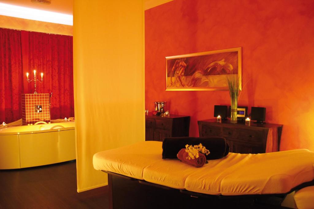 a room with a bed and a bath tub at Morada Strandhotel Ostseebad Kühlungsborn in Kühlungsborn