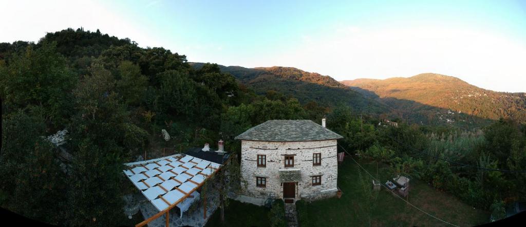 una vista aérea de un antiguo edificio en las montañas en Stone Villa in the Forest, en Mouresi
