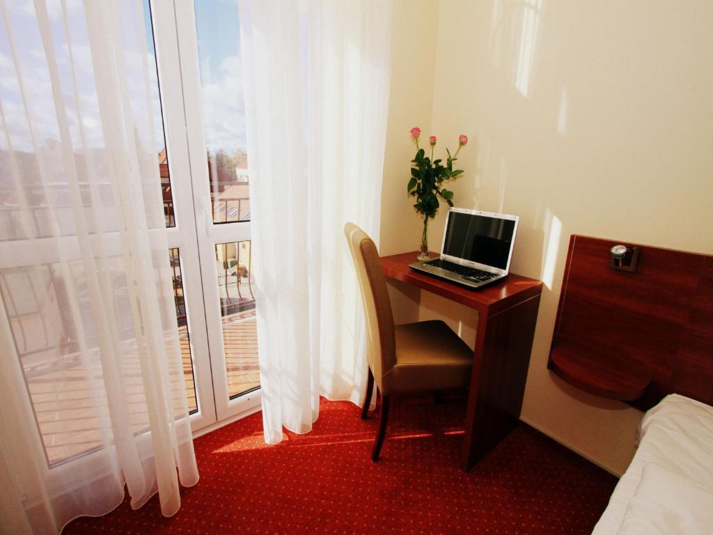Televízia a/alebo spoločenská miestnosť v ubytovaní Hotel Rydzewski