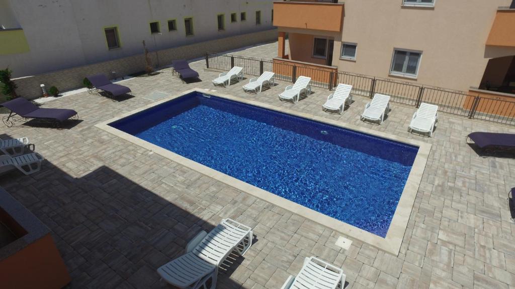 Bazén v ubytovaní Apartments Villa Lucky alebo v jeho blízkosti