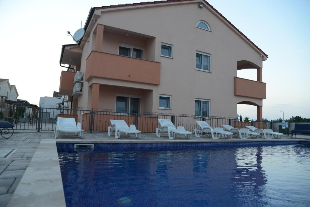 Bazén v ubytovaní Apartments Villa Lucky alebo v jeho blízkosti