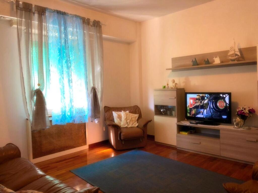 Televiisor ja/või meelelahutuskeskus majutusasutuses Dodo House La Spezia